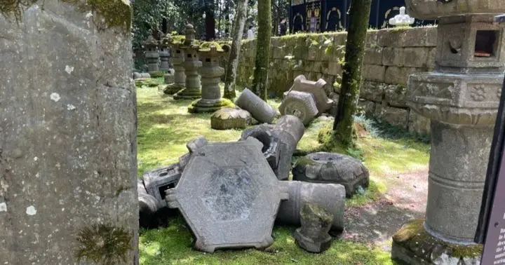 殉死者の墓が、地震により倒れている様子